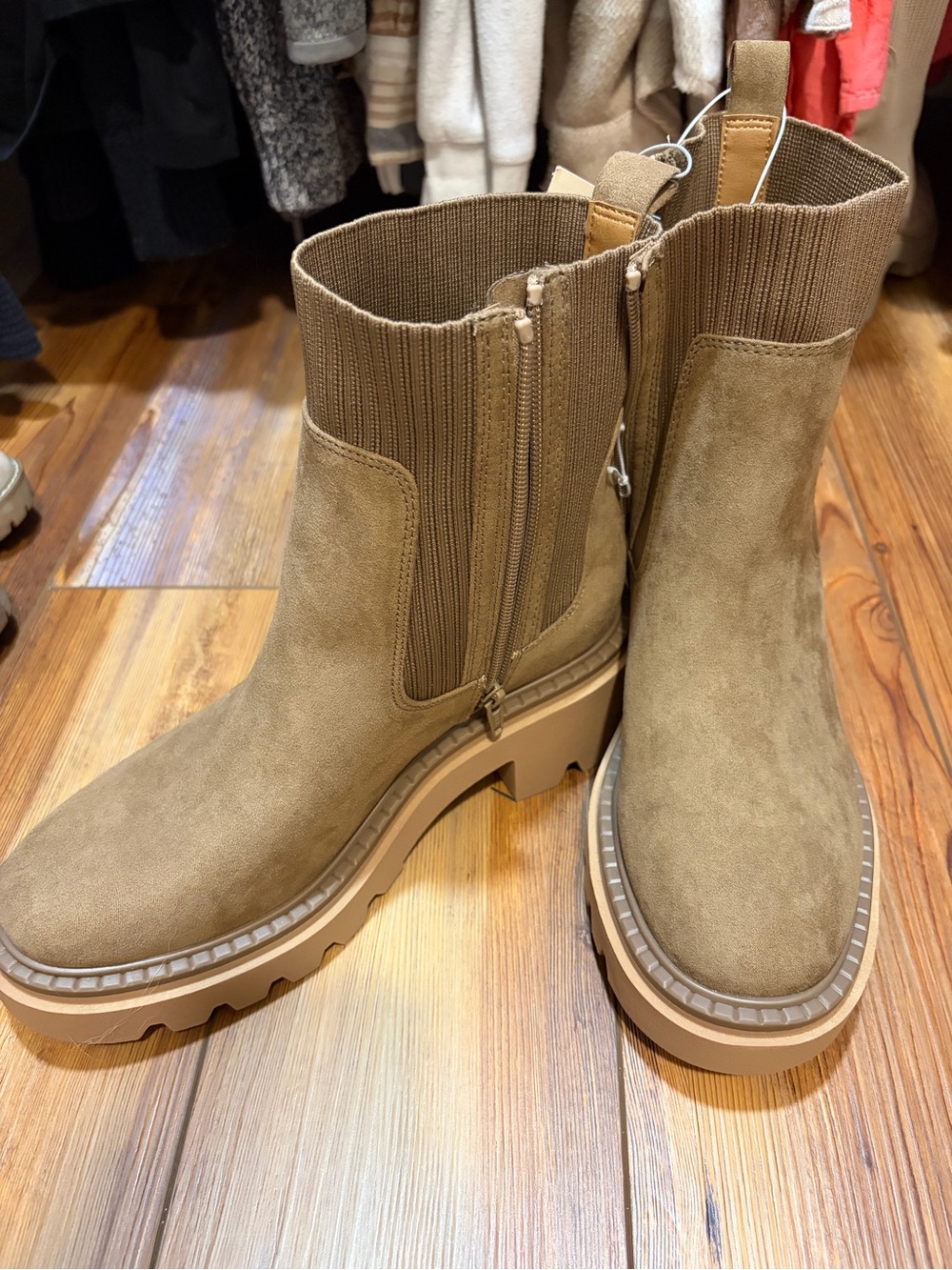 Women’s Chunky Chelsea Boots in Tan